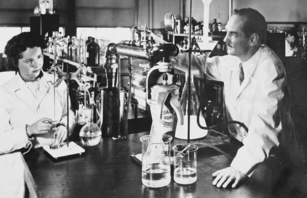 Gertrude Elion and George Hitchings in the laboratory, 1948.